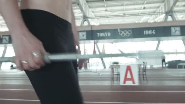 Uma mulher caucasiana lança dardo no estádio — Vídeo de Stock