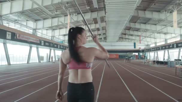 Une femme caucasienne lanceur de javelot sur le stade — Video