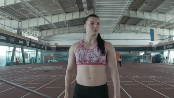 Bir beyaz kadın cirit atıcısı Stadı — Stok video