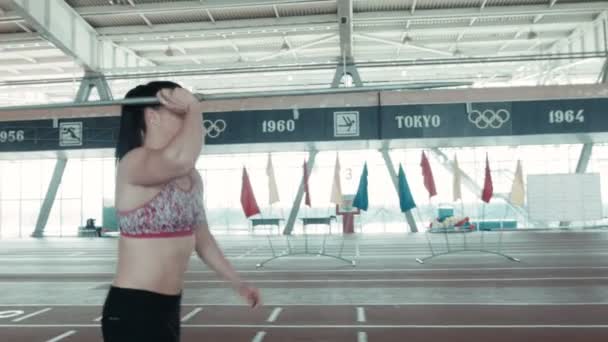 Een Kaukasische vrouw speerwerper op stadion — Stockvideo