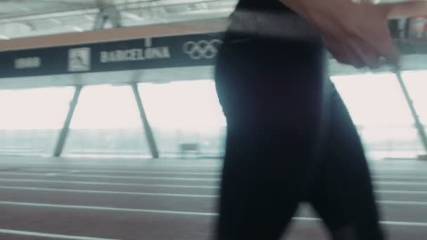 Uma mulher caucasiana lança dardo no estádio — Vídeo de Stock