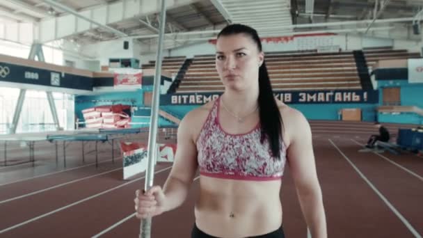 En kaukasisk kvinna spjutkastare på stadium — Stockvideo