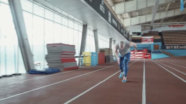 Sprinter verlässt Start im Stadion — Stockvideo