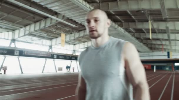 Sprinter lopen op de atletiekbaan. Bereidt zich voor op start — Stockvideo
