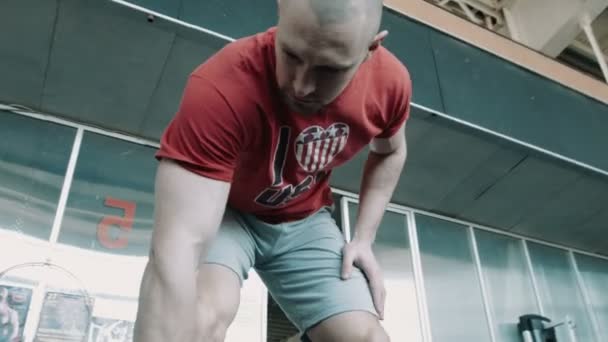 Олимпийский спортсмен поднимает штангу — стоковое видео