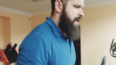 Koşu bandı üzerinde çalışan erkek