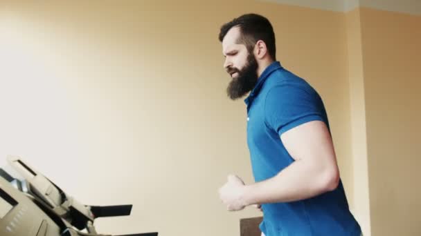 Male running on treadmill — Stock Video