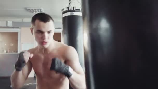 Boxer colpisce il sacco da boxe — Video Stock