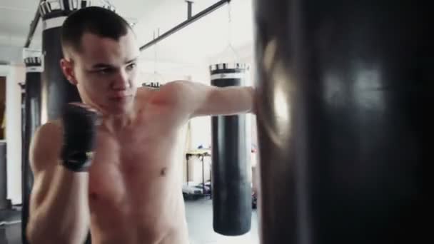 Boxeador golpeando el saco de boxeo — Vídeos de Stock