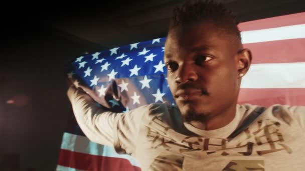 Афроамериканец с американским флагом в руках — стоковое видео