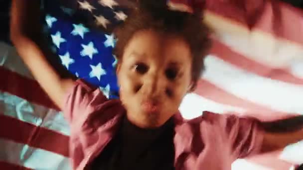 Mulher afro-americana com bandeira americana — Vídeo de Stock