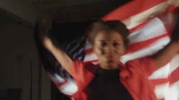 Amerikansk kvinna med amerikanska flaggan — Stockvideo