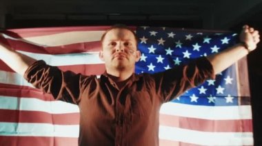 Amerikan bayrağı ile Amerikalı beyaz erkek