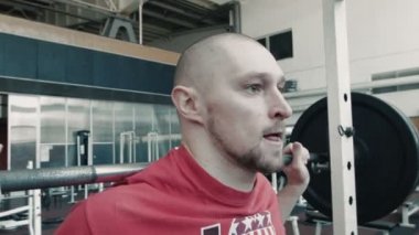 Olimpik atlet egzersiz ile kilo bar yapar
