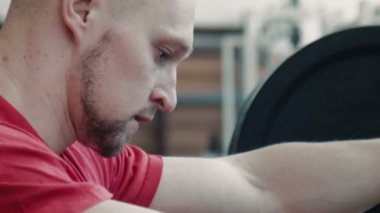 Halter nefes bar yakınındaki çok yorgun atlet