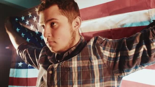 Latinos americano caucasiano masculino com bandeira americana — Vídeo de Stock