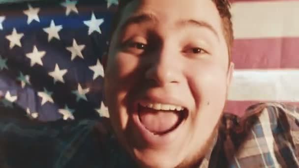 Американский кавказский мужчина с американским флагом — стоковое видео