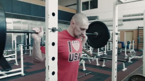Atleta olímpico levantar barra de peso pesado — Vídeo de Stock
