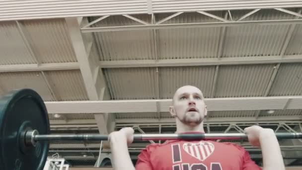 Atleta olímpico faz exercício barra de peso — Vídeo de Stock
