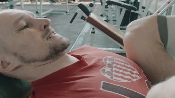 Atleta faz exercício para pernas — Vídeo de Stock