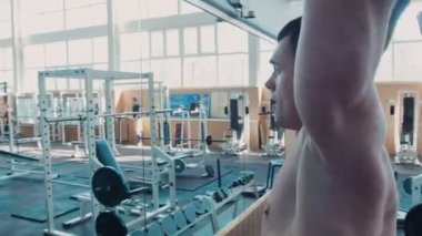 Vücut geliştirmeci arka ile Halter egzersiz
