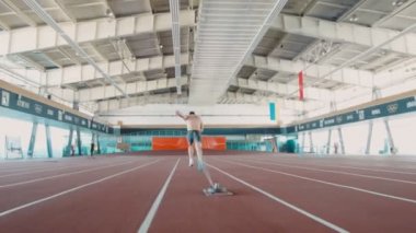 Olimpik atlet çalışan egzersizleri yapıyor