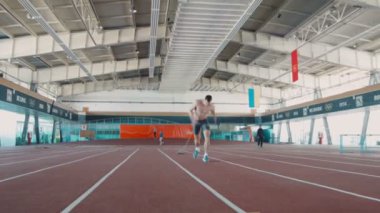 Olimpik atlet çalışan egzersizleri yapıyor