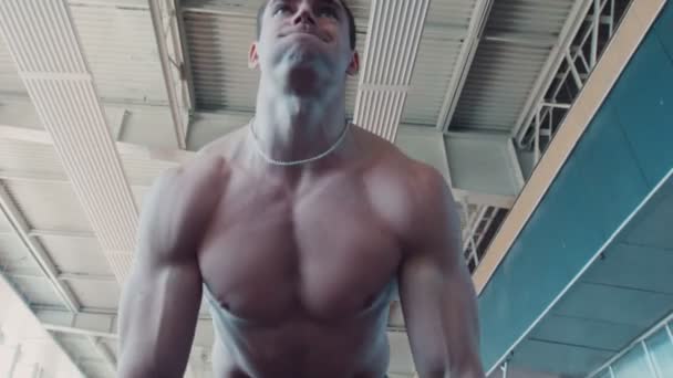 Bodybuilder oefent met barbell — Stockvideo