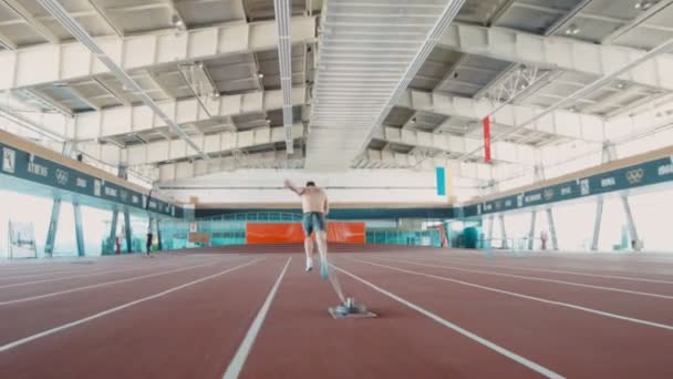 Ολυμπιακή αθλητής κάνει τρέχοντας ασκήσεις — Αρχείο Βίντεο