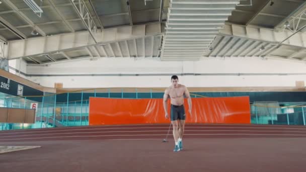 Ολυμπιακή αθλητής κάνει τρέχοντας ασκήσεις — Αρχείο Βίντεο