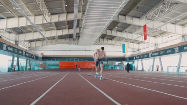 Atleta olímpico faz exercícios de corrida — Vídeo de Stock