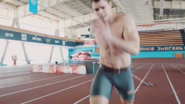 Olympisch atleet doet lopende oefeningen — Stockvideo