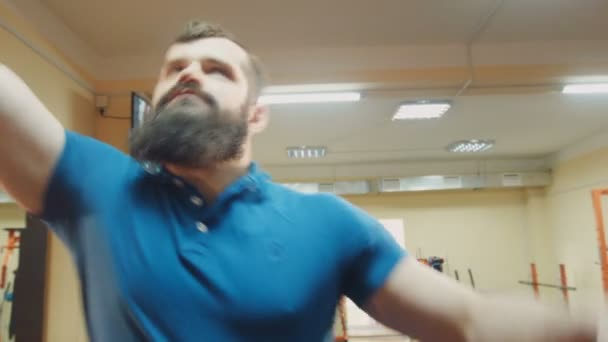 Atleta con barba tira hacia arriba — Vídeos de Stock