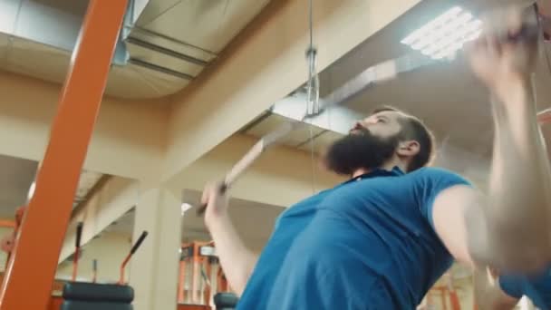 Homem com barba faz na máquina de exercício — Vídeo de Stock