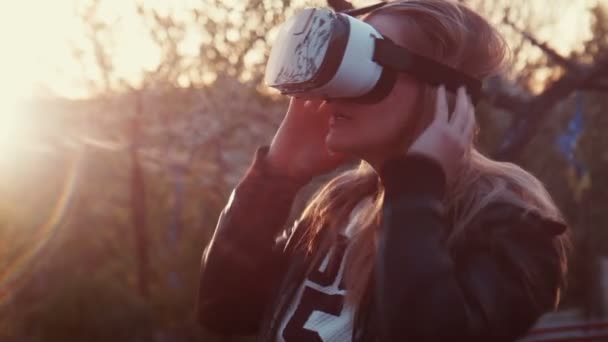 Νεαρή γυναίκα χρησιμοποιώντας Vr σετ κεφαλής εικονικής πραγματικότητας — Αρχείο Βίντεο