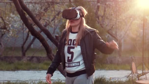 Jovem mulher jogar jogo usando realidade virtual — Vídeo de Stock