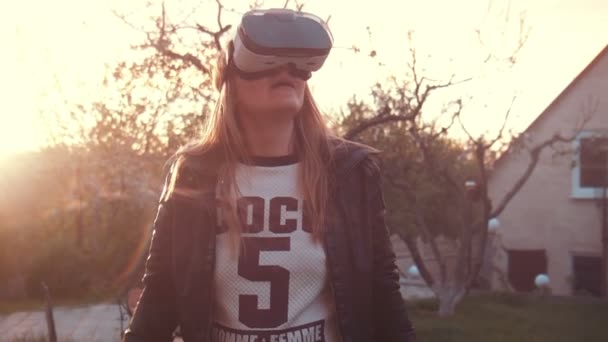 Mädchen benutzt Head Mounted Display Oculus Rift. — Stockvideo