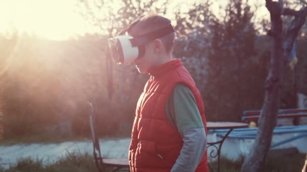 Menino assistindo vídeo cartoon 360 em VR — Vídeo de Stock