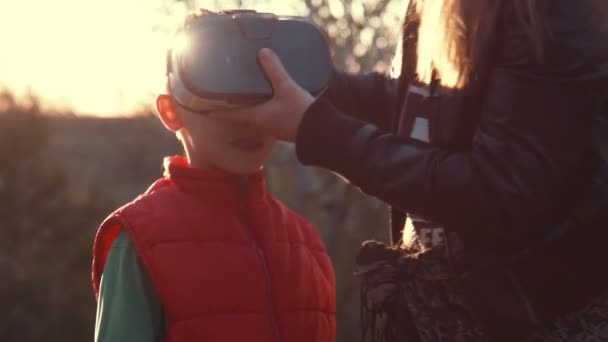 Boy jogar o jogo usando capacete VR — Vídeo de Stock