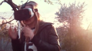 Genç kadın Vr kask zevkle kullanır.