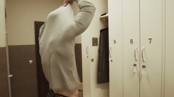 Athlète sportif dans les vestiaires — Video