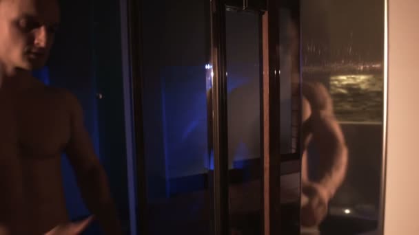 Athlète musclé attrayant entrant dans un sauna 