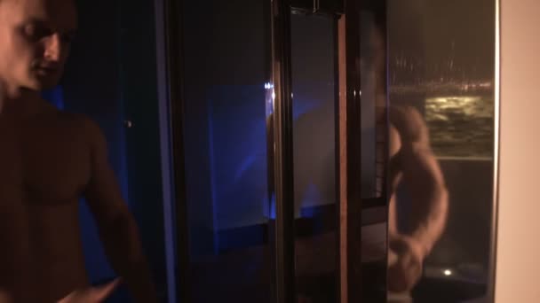 Aantrekkelijke gespierde atleet invoeren in een sauna — Stockvideo