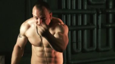 Expander ile egzersiz güçlü kas adam