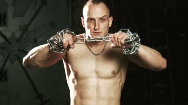 Thorn için metal zincir çalışan genç kel adam