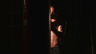 Eldiven Boks seksi üstsüz vücut geliştirmeci