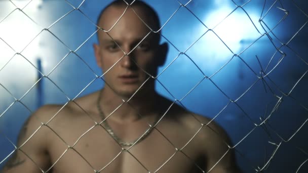 Svalnatý mladík za drát ve vězení — Stock video