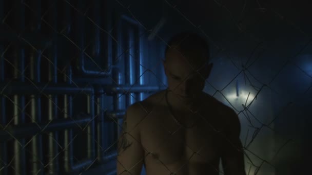Hombre en topless con cadena de metal más allá de la valla — Vídeo de stock