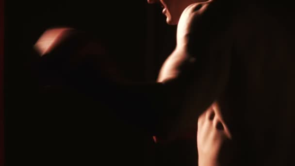 bodybuilder sexy seins nus boxe dans des gants 