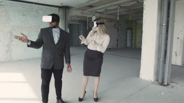 Businesspeople discussing interior of room in oculus rift — Stock Video